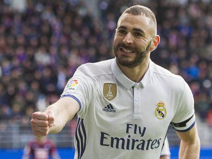 Karim Benzema celebra el segundo gol al Eibar.