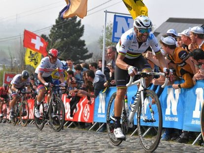 Valverde, por delante de Kristoff, en el Paterberg del pasado Tour de Flandes.