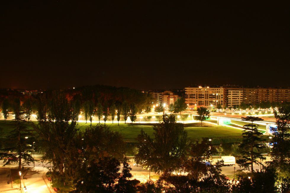 Alumbrado nocturno en la ciudad de Lleida, afectado por la contaminación lumínica.