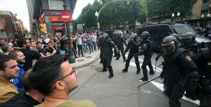 La Policía Nacional abre un cordón policial en el exterior de un colegio en Tarragona el 1 de octubre.