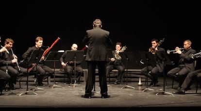 El grupo Moonwinds, dirigido por Joan Enric Lluna, en un ensayo.