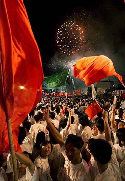 La población de Pekín celebra la concesión de sus Juegos en 2001.