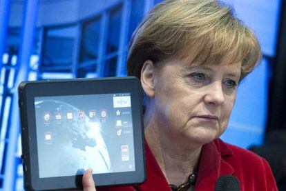 Angela Merkel con una tableta de Fujitsu.