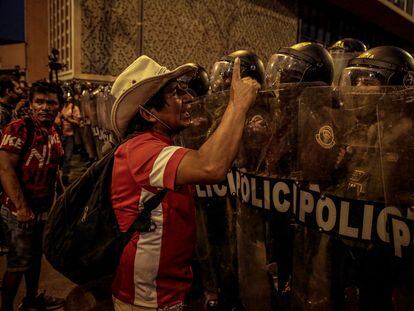 Un manifestante encara a policías antidisturbios en una marcha contra Dina Boluarte en Lima (Perú), en febrero de este año.