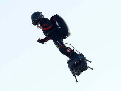 Franky Zapata, en el aire. En vídeo, el momento del despegue.