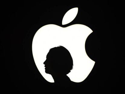 La silueta de una mujer junto a un logo de Apple en un evento en San Francisco. 