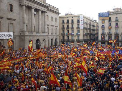 Miles de personas se han manifestado en la plaza de Sant Jaume 