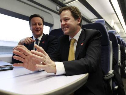 David Cameron (izquierda), junto al viceprimer ministro Nick Clegg.