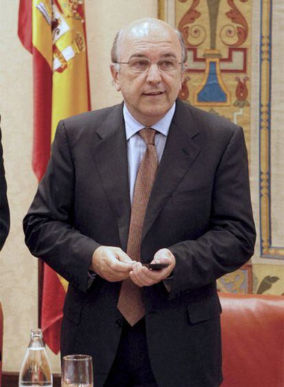 Joaquín Almunia, antes de comparecer en la comisión parlamentaria.