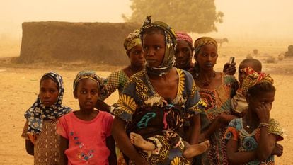 Un grupo de mujeres y menores en el pueblo de Ogossagou, en Mali.