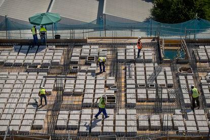 Un grupo de trabajadores de construcción en Sevilla, el 28 de julio.