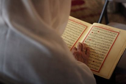 Una mujer musulmana lee el Corán en el Centro Cultural Eyup Sultan para el Ramadán en Brooklyn, Nueva York, el 16 de mayo de 2018.