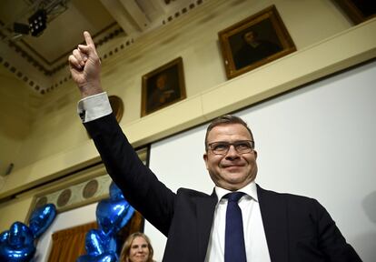 El líder conservador, Petteri Orpo, celebra la victoria electoral, este domingo en Helsinki.