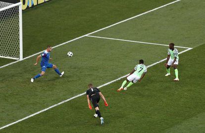 Plano general del segundo gol de Musa frente a Islandia.