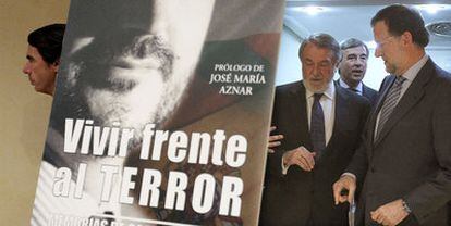 Mariano Rajoy (derecha), Jaime Mayor Oreja y Ángel Acebes (detrás de ambos). A la izquierda, José María Aznar.