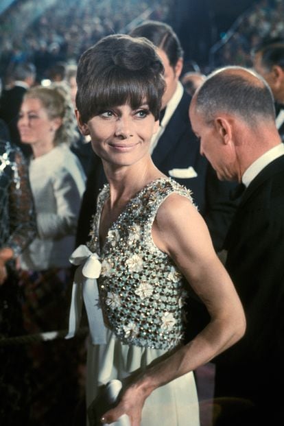 Audrey Hepburn, de nuevo perfecta de Givenchy, en la edición de 1975.