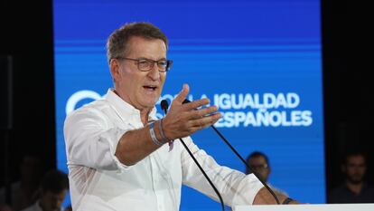 El presidente del PP, Alberto Núñez Feijóo, durante un acto de su partido en Santiago de Compostela.