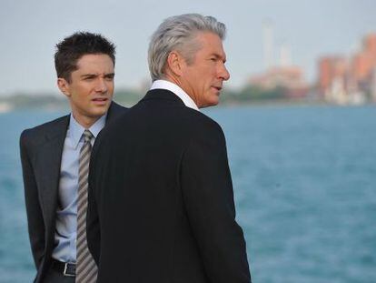 Topher Grace y Richard Gere en un fotograma de &#039;La sombra de la traici&oacute;n&#039;.