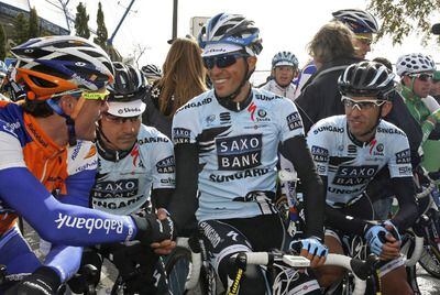 Contador recibe el saludo de Luis León Sánchez, ayer en Faro, antes del inicio de la Vuelta al Algarve.