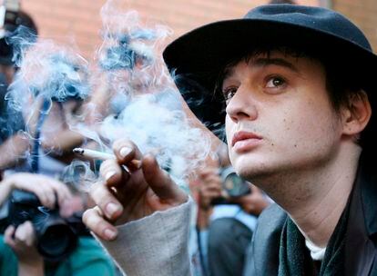 El músico Pete Doherty ha ingresado en el hospital, con problemas respiratorios, lo que le ha obligado a la cancelar su gira. Según ha confirmado su representante en la web NME, el artista se encuentra en observación médica en el Swindon Hospital.