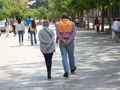 Una pareja de mayores camina en los alrededores del Museo del Prado, en Madrid, el pasado 4 de junio.