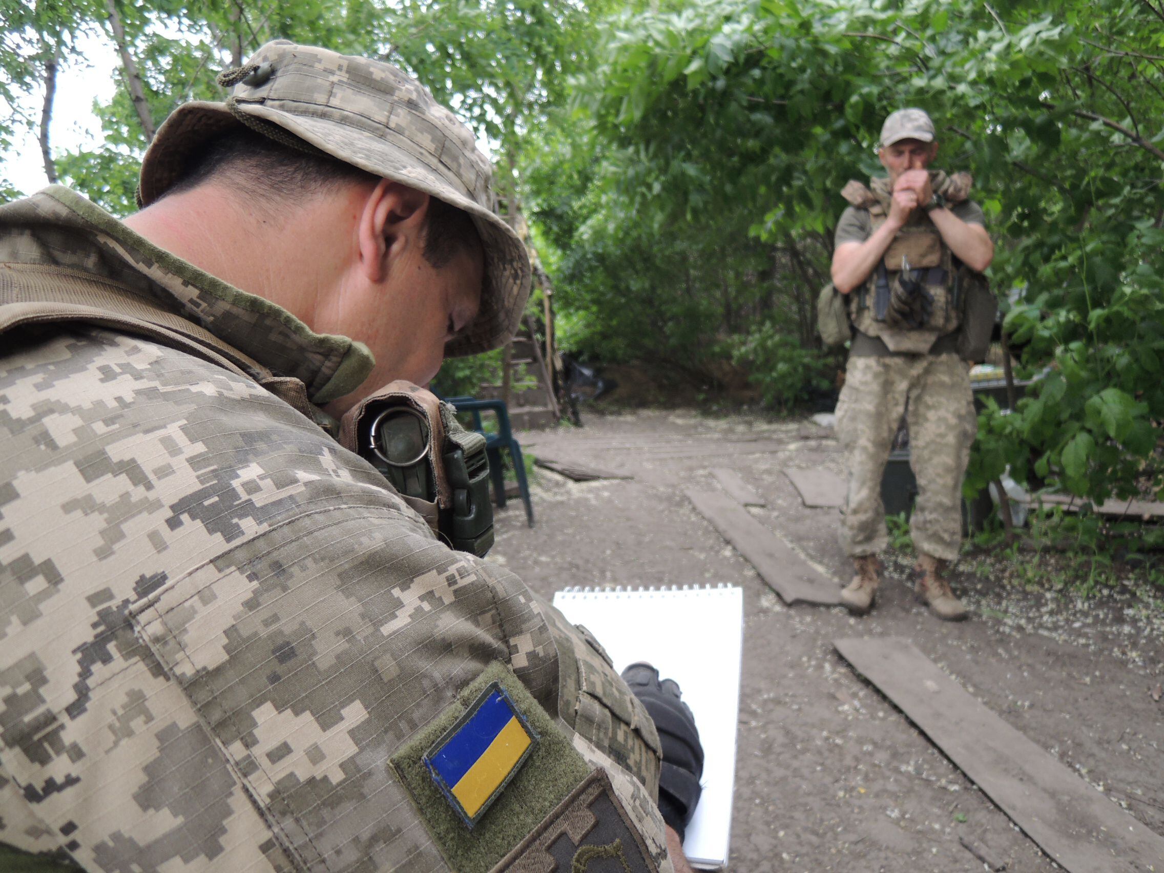 Pijota dibuja a un compañero en la posición ucrania que defienden en la frontera con Rusia.