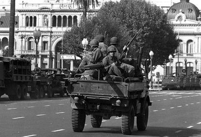 Soldados de patrulla en Buenos Aires tras el golpe de Estado de Videla.