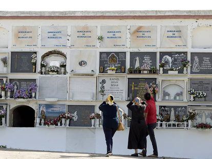 Lápidas de inmigrantes marroquíes enterrados en el cementerio de Tarifa.