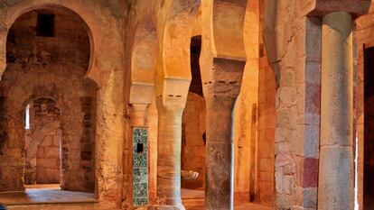 Columnas con arcos mozárabes en el monasterio de Suso, en la localidad riojana de San Millán de la Cogolla.