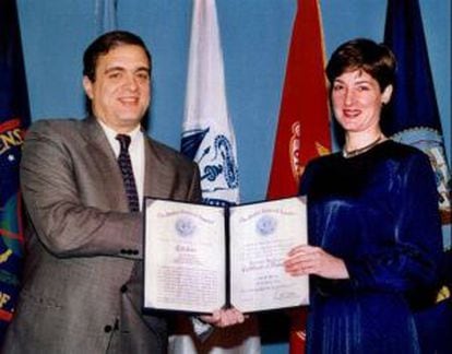 Montes recibe un diploma del director de la CIA, George Tenet, en 1997.