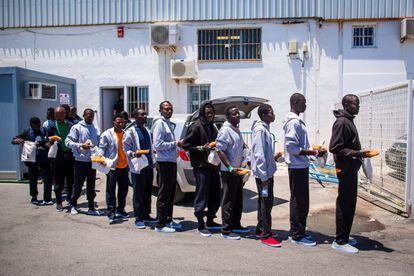 Un grupo de inmigrantes han sido puestos en libertad en el Puerto de Motril (Granada) tras llegar ayer en patera, el 16 de junio de 2018. Varias ONG se encargarán de acogerlos