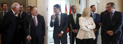 En primer término, de izquierda a derecha, el número dos del magnate, Michael Leven; Adelson, González, la esposa del empresario, Myriam Adelson; y Andreu Tottenham, responsable de proyectos en Europa. Detrás, los consejeros Pablo Cavero, Enrique Ossorio y Salvador Victoria; el presidente de Promomadrid, Jesús Sainz, y el de la comunidad judía de Madrid, David Hatchwell.