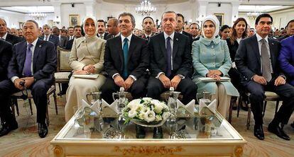 Ceremonia del traspaso de poderes entre Abdul&aacute; G&uuml;l y Erdogan (en el centro), en Ankara el pasado 28 de agosto.