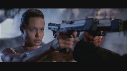 En '2001', mientras el videojuego se toma un respiro, la saga se estrena en el cine. 'Lara Croft: Tomb Raider' mete a Angelina Jolie en la piel de la arqueóloga, con la dirección de Simon West. La película narra una trama parecida a la de la saga digital: Lara Croft tiene que recuperar cuanto antes un preciado artefacto y afrontar las amenazas que encuentra por el camino. El filme fue tumbado por la crítica, pero ingresó 239 millones de euros en taquilla. 