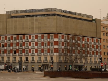 La fachada del Hotel Only You junto al ático de Ignacio Sánchez, a la derecha.