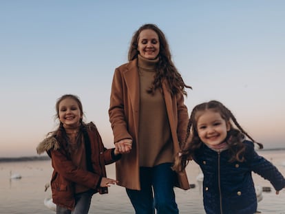 Tatiana Malysheva, fotógrafa, junto a sus dos hijas, con las que se instaló en Cataluña después de la invasión rusa en Ucrania.