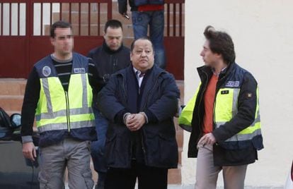 Alfonso Tezanos es detenido ante su domicilio de Madrid el pasado 11 de abril.