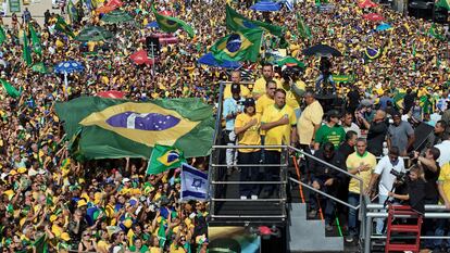 Simpatizantes del expresidente Bolsonaro lo arropan en la marcha celetrada este domingo en Río de Janeiro.