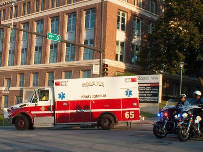 Una ambulancia traslada al quinto estadounidense repatriado tras contraer &eacute;bola. 
