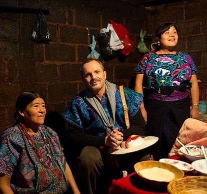 Miguel Bosé, junto a dos mujeres de la organización Patrimonio Indígena MX, el pasado agosto.