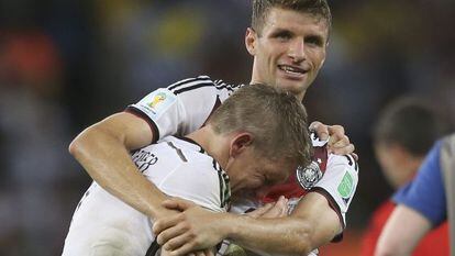 Müller abraza a Schweinsteiger tras derrotar a Argentina en la final del Mundial.