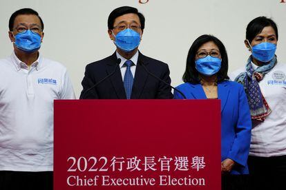 John Lee, junto a su esposa, tras ser elegido nuevo jefe del Gobierno autónomo de Hong Kong, este domingo.