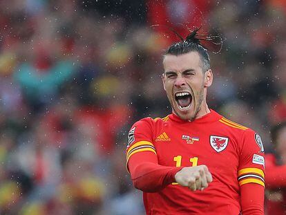 Gareth Bale celebra la victoria de Gales ante Ucrania.