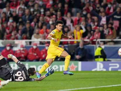 Luis Díaz marca el tercer gol del Liverpool ante el Benfica.