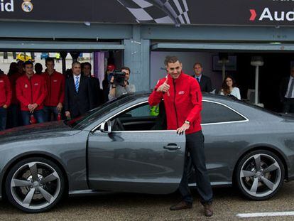 Benzema, con el Audi RSS del Madrid.
