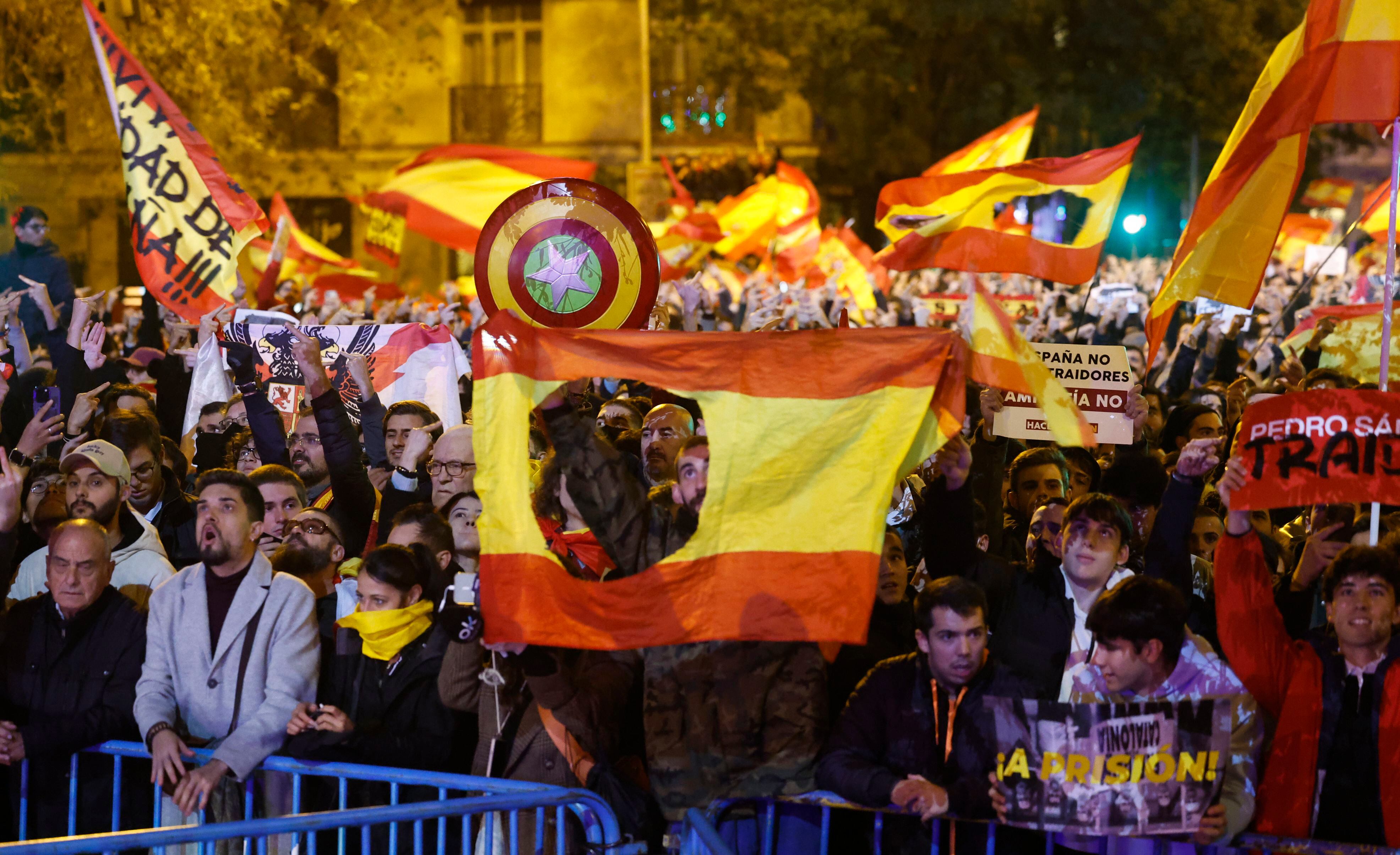 Un manifestante sostenía una bandera de España sin el escudo y la corona, el 9 de noviembre frente a la sede del PSOE en Madrid.