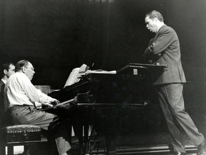 El barítono alemán Dietrich Fischer-Dieskau, en un concierto acompañado al piano por Gerald Moore, en 1967.