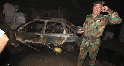 Un polic&iacute;a en el lugar de la explosi&oacute;n en Kerbala.