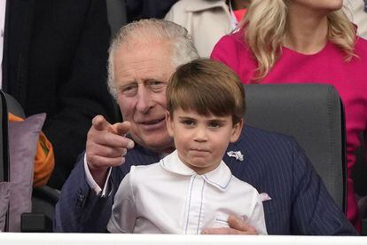 El príncipe Carlos ha sostenido durante un rato a su nieto, el príncipe Luis, con el que ha bromeado y mecido sobre sus rodillas.