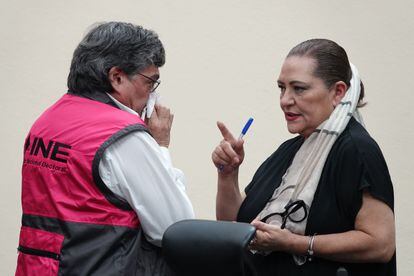 La presidenta del INE, Guadalupe Taddei, habla con Uuc-kib Espadas Ancona, consejero electoral, el 21 de junio.